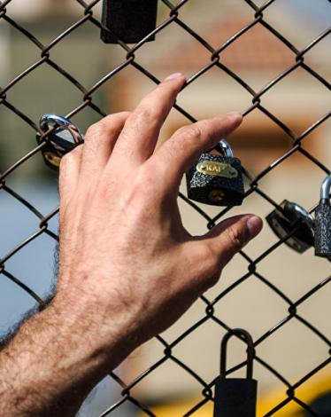 فندق يسجن نزلائه داخل زنزانات