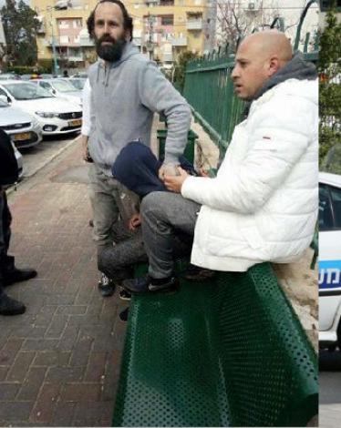 اعتقال شاب بزعم محاولة خطف سلاح جندي باللد