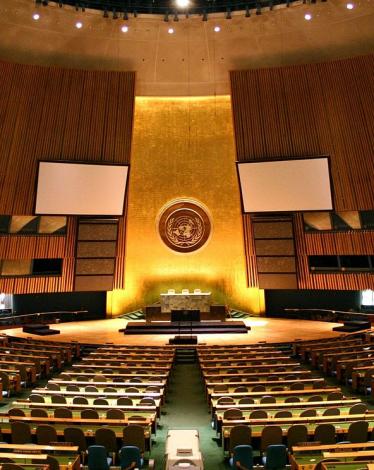 1200px-UN_General_Assembly_hall