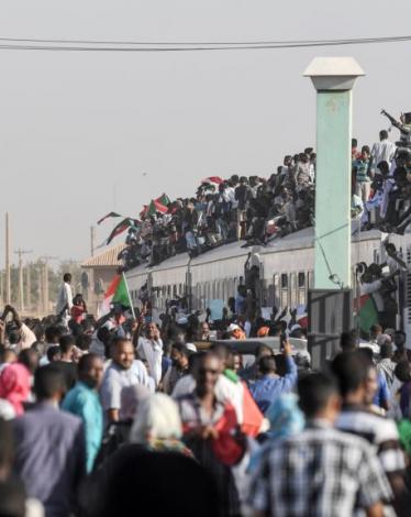 قوى التغيير بالسودان تتهم العسكر بإشعال نار العنف.. وحميدتي يتعهد بمواجهة الفوضى