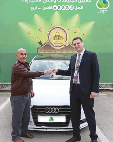 شركة جوال تسلّم الفائز الثاني سيارة “Audi A-3”