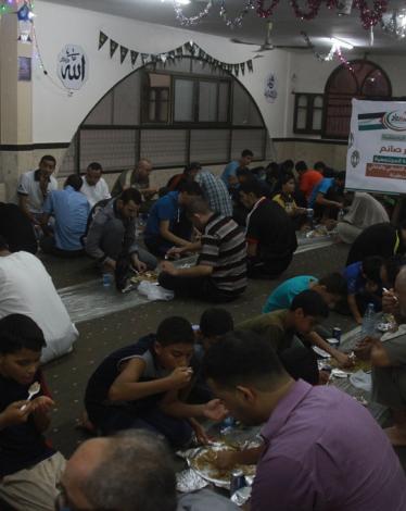 "روّاد" تُقيم إفطاراً جماعياً بدعم من البركة الجزائرية