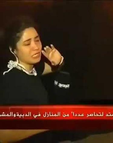 مذيعة لبنانية تبكي على مواطنين حاصرتهم النيران