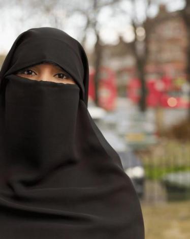 خاطرت مواطنة بحياتها لتتمكن من التخلص من تعنيف زوجها لها، حيث مارس معها شتى أنواع وفنون التعذيب والتعنيف الجسدي واللفظي، وذلك بإلقاء نفسها من شرفة منزلهما. وفي التفاصيل، كشفت مواطنة عبر أحد البرامج التلفزيونية ما تعرضت له من عنف وتعذيب على يد زوجها، وقالت