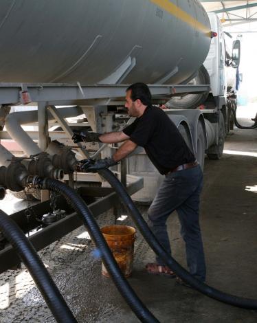 الاحتلال يوقف غداً ضخ الوقود الى قطاع غزة