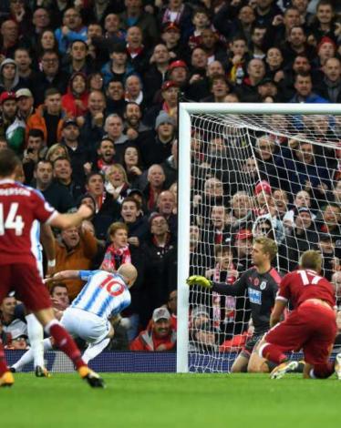 ليفربول يفوز بثلاثية رغم إهدار صلاح ركلة جزاء