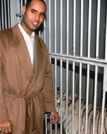 الغارديان: القذافي يحشد جيش والده للزحف على طرابلس!