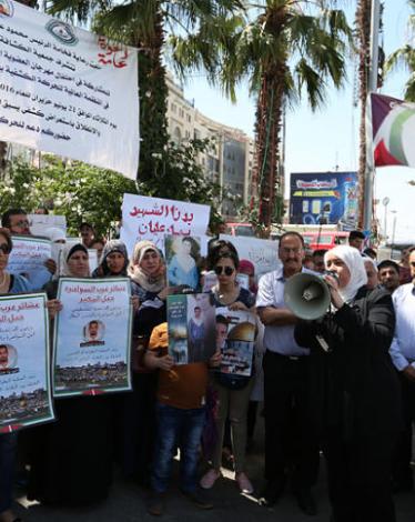 وقفة في بلدة دورا للمطالبة باسترداد جثامين الشهداء