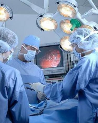 مصر.. طبيبان يتشاجران بالمشارط أثناء جراحة لمريض!