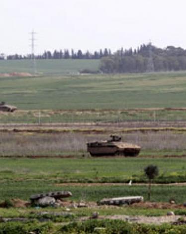 توغلت أربع جرّافاتٍ إسرائيلية، لمسافةٍ محدودةٍ شرق بيت حانون شمال قطاع غزّة، صباح اليوم الثلاثاء. وأفاد مراسلنا في شمال القطاع، أن الجرافات شرعت بأعمالِ تجريفٍ وبحثٍ قرب الحدودِ. ومنذ انتهاء الحرب الإسرائيلية المدمرة على قطاع غزة عام 2014، وقوات الاحتلال 