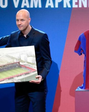 برشلونة يكرم كرويف بملعب وتمثال