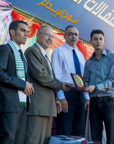 الكلية الجامعية للعلوم التطبيقية تكرم طلبتها المتفوقين