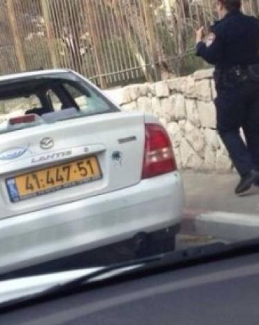 رشق سيارة مستوطن بالحجارة