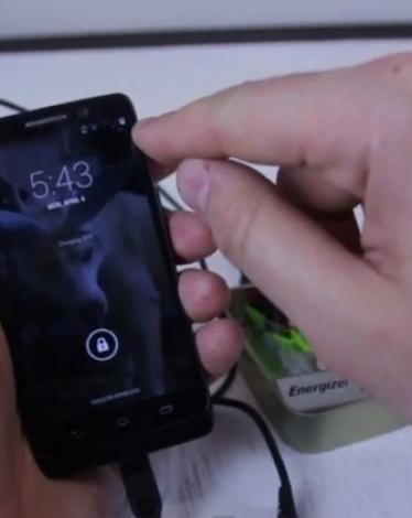 رفح: طالبتان تبتكران شاحن جوال يعمل بالطاقة الشمسية