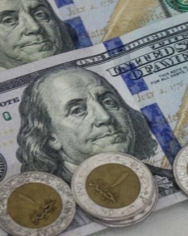 أقرت الحكومة المصرية موازنة توسعية للسنة المالية 2017-2018 بأهداف طموحة للنمو الاقتصادي وعجز الميزانية والإيرادات الضريبية.  وقال وزير المالية المصري، عمرو الجارحي، إن مجلس الوزراء وافق على مشروع ميزانية 2017-2018، تمهيدا لإرساله إلى الرئاسة ثم مجلس النوا