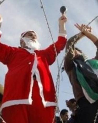 الاحتلال يقمع مسيرة "سانتاكلوز" ببيت لحم