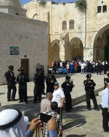 جددت مجموعات من المستوطنين، اليوم الاثنين، اقتحاماتها الاستفزازية للمسجد الأقصى المبارك من باب المغاربة، بحراسة معززة ومشددة من قوات الاحتلال الخاصة.  وقال مراسلنا إن مجموعات المستوطنين نفذت جولات استفزازية ومشبوهة في رحاب الأقصى المبارك، وتصدى لها مصلون 