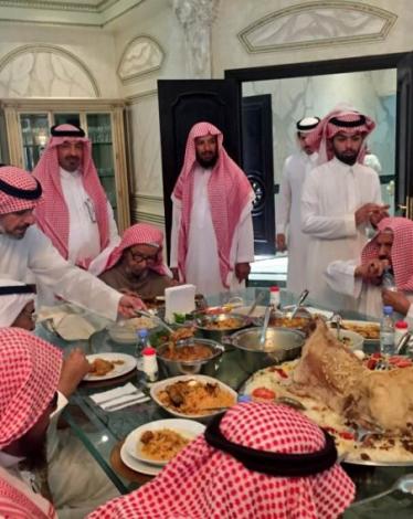 دعا زملاءه لوليمة ليستولي على أموال الشركة