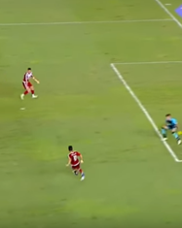 تصدي حارس مرمى لهجمة كرة قدم