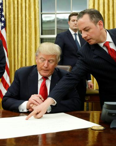 1078780-ترامب-يوقع-أول-قراراته-التنفيذيه-فى-مكتبه-البيضاوى-فى-البيت-الأبيض