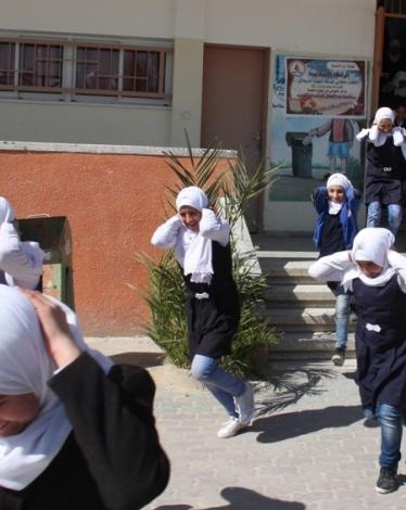 نفذت وزارة التربية والتعليم العالى بالتعاون مع جهاز الدفاع المدني الفلسطيني بغزة محاكاة ميدانية لعملية إخلاء المدارس وقت الطوارئ في مدرستي بيت دجن الأساسية للبنين ومدرسة صبحي أبو كرش الأساسية المشتركة الواقعتين شرق مدينة غزة.  وتأتي هذه المحاكاة الميدانية
