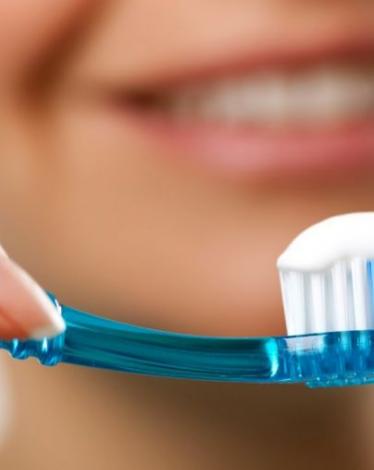 أخطاء نرتكبها عند تنظيف أسناننا بالفرشاة