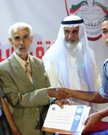 عائلات خان يونس تكرم طلبة الثانوية العامة