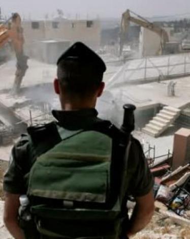 الاحتلال يشرع بهدم منشآت بحي الطور بالقدس