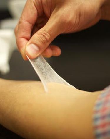 تطوير جلد صناعي قادر على الاستشعار