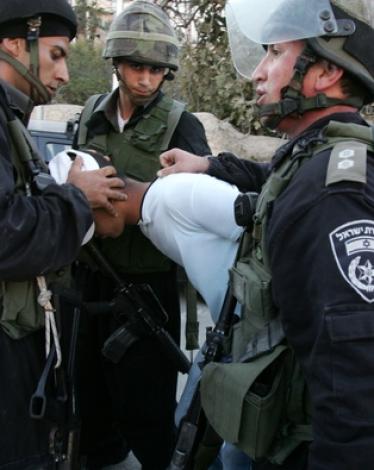 قوات الاحتلال تعتقل شاباً بالقدس