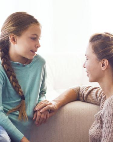 سرطان الثدي من أكثر الأمراض شيوعاً في العالم. وإذا تمَّ اكتشاف المرض في مراحله المبكّرة، فإنَّ حوالى 9 من بين كل 10 إصابات بالمرض، يمكن معالجتها وشفاؤها.  المراهقات اللواتي يستهلكنّ الكثير من الأملاح واللحوم الحمراء وأنواع الحلويات، والسكريّات المصنّعة، ه