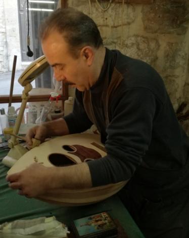 علي حسنين .. صانع العود وعازفه ومدربه