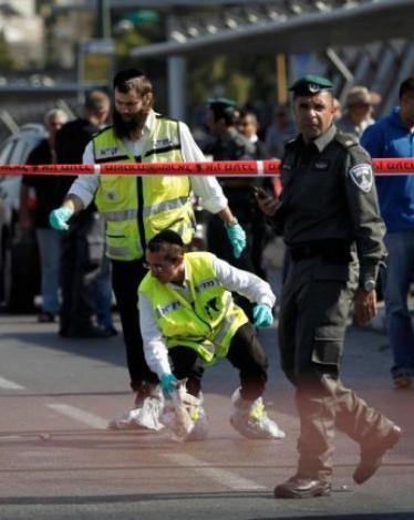 أصيب اسرائيلي صباح اليوم الخميس جراء تعرضه للطعن على يد مجهول في مستوطنة "بزغات زئييف" شرقي مدينة القدس وفقا لما نشرته المواقع العبرية. وأشارت هذه المواقع أن الاسرائيلي 20 عاما تعرض للطعن في الجزء العلوي من جسده على يد مجهول، وجرى نقله الى مستشفى "هداسا ع