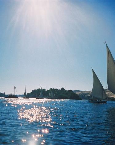 أب يغرق طفليه بالنيل ثم ينتحر