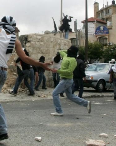شبان فلسطينيون يلقون الحجارة على قوات الاحتلال الإسرائيلي
