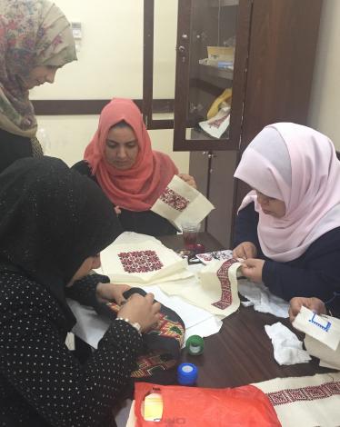 منتجات تصنع بالكامل بأيدي ذوات الإعاقة