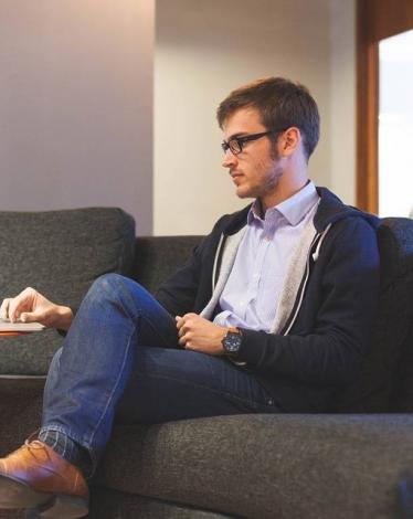 الجلوس طويلاً يُعجّل بالشيخوخة