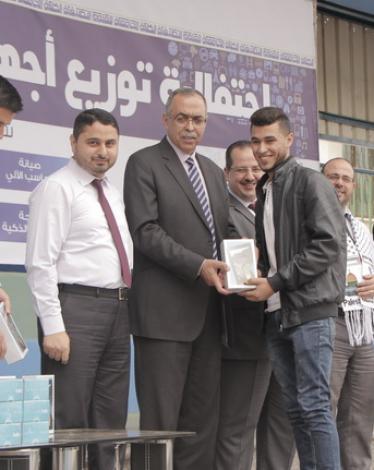 الكلية الجامعية توزع أجهزة Tablet متطورة على طلبتها