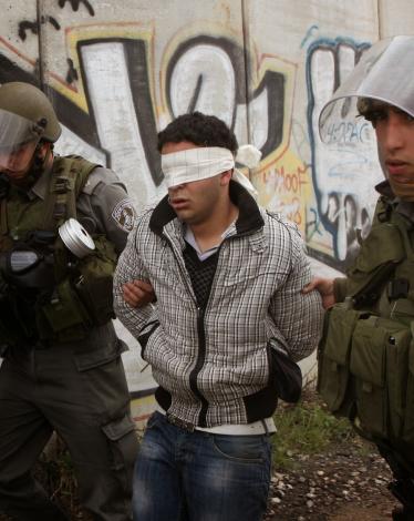 الاحتلال يعتقل مواطنا وطفلين من القدس