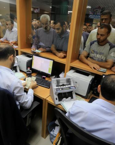 راتب كامل للمدنين المستثنين من المنحة و60% للعسكريين