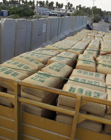 وعود إسرائيلية باستئناف إدخال الاسمنت لغزة غدًا 