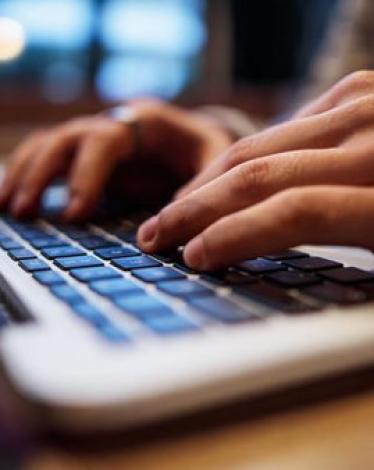 من نيتفليكس لخدمات البث الحي على الإنترنت، إلى كنتاكي فرايد تشيكن، تم اختراق حسابات عدد كبير من الشركات في عام 2016، ما يجعل المستخدمين بكافة أنواعهم عرضة للخطر بحسب ما نشرته صحيفة 