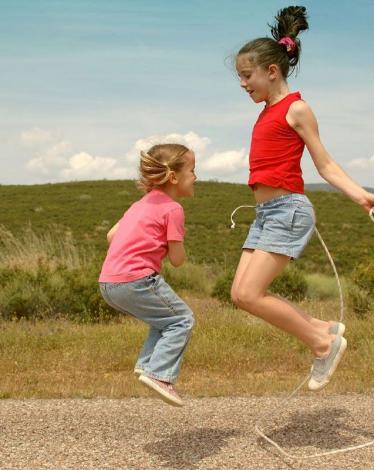 رياضة قفز الحبل للأسف أصبحت من الرياضات التي لا يهتم بها البعض برغم أن فوائدها كثيرة لا تحصي، فهي بالإضافة إلى أنها تساعد على إنقاص الوزن، لها فوائد أخرى لأجسامنها منها:  تعزيز صحة القلب  تقول الدراسات إن قفز الحبل يزيد من معدلات ضربات القلب بشكل يجعل الج