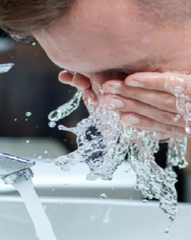 خطآن يرتكبهما الرجل عند غسل وجهه