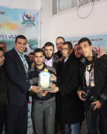 إذاعة الأقصى تحتفي بالعاملين في القسم الرياضي باحتفال بهيج