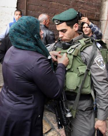 الاحتلال يبعد ناشطة عن القدس القديمة والأقصى لأسبوع