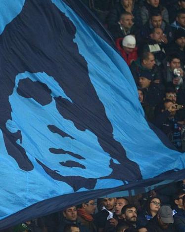 مارادونا يؤازر نابولي أمام ريال مدريد