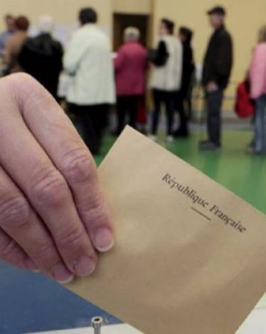 سيقرر الناخبون الفرنسيون، اليوم الأحد، ما إذا كان المرشح الوسطي المؤيد للاتحاد الأوروبي أم المرشحة اليمينية المتطرفة المعادية للتكتل، المناهضة للهجرة، سيقود بلادهم خلال السنوات الخمس المقبلة.  وتفتتح مراكز الاقتراع في تمام الساعة الثامنة صباحاً على أن تقف