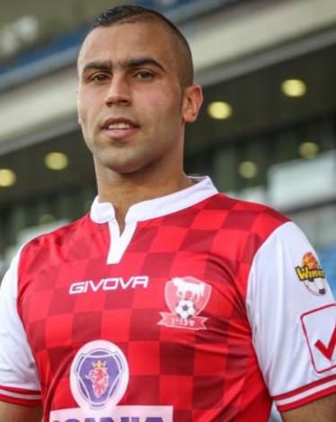 لاعب شباب السموع علاء أبو صالح