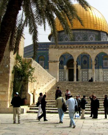 مستوطنون يحاولون أداء ايماءات تلمودية بالأقصى